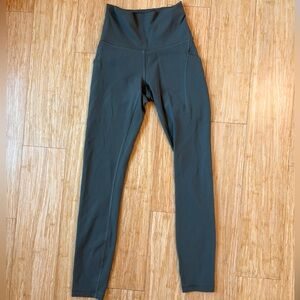 Lululemon Light Green High-Waisted Leggings Size 2 Side Pockets 25” inseam
